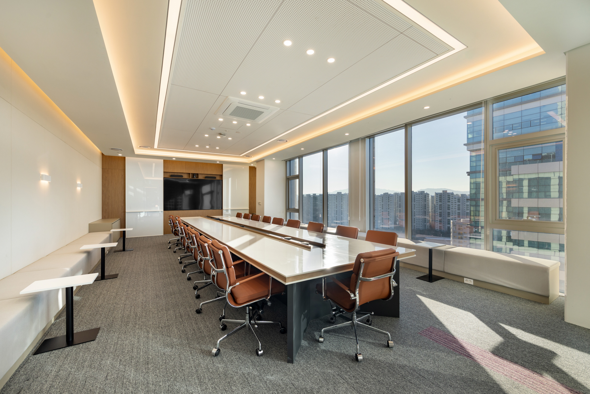 시드나인 SIDnine 시공 한일전기 대회의실 인테리어, 대형 테이블과 자연채광을 활용한 임원 회의 공간