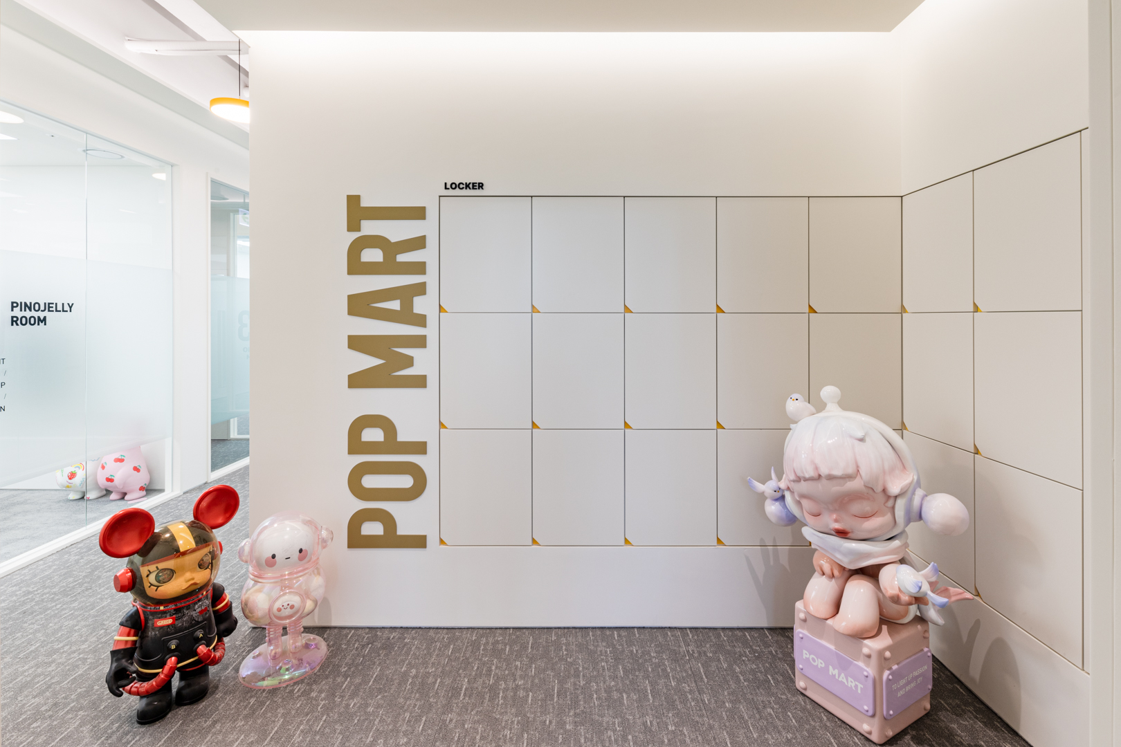 시드나인 SIDnine 시공, 팝마트 POP MART 오피스 로비 공간, 귀여운 피규어 전시와 깔끔한 락커 디자인
