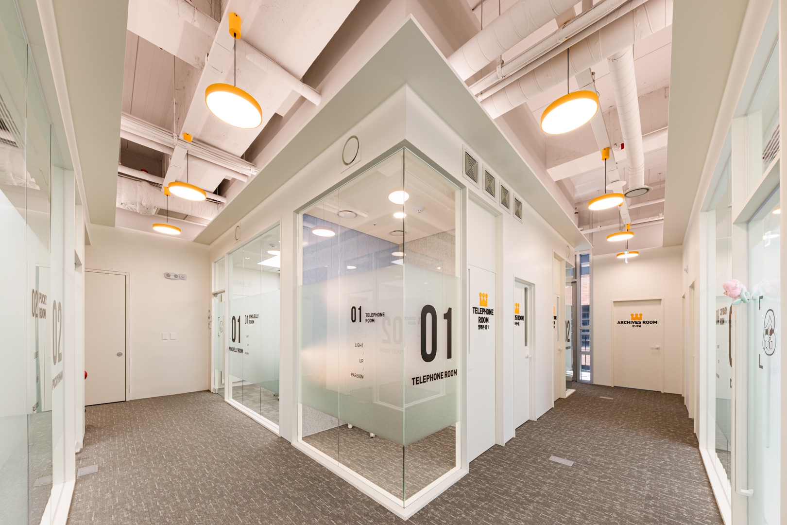 시드나인 SIDnine 시공, 팝마트 POP MART 오피스 복도, 밝은 조명과 회의실, 전화부스, 자료보관실 구성