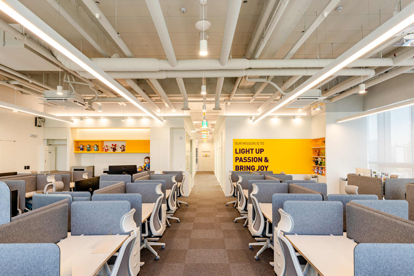 시드나인 SIDnine 시공, 팝마트 POP MART 오픈형 사무공간, 노란 포인트 월과 피규어 전시 선반 디자인