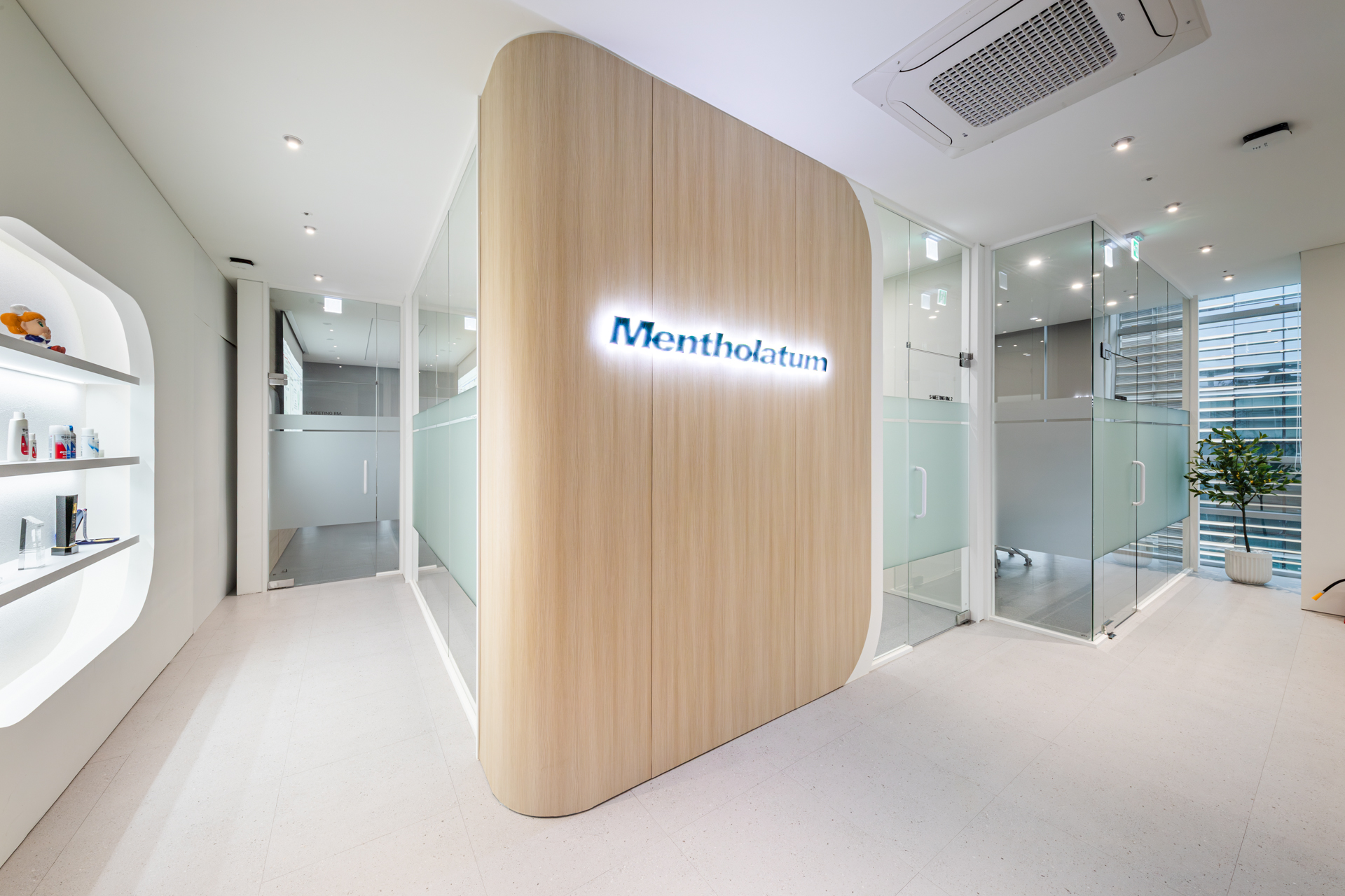 시드나인 SIDnine 설계, 한국멘소래담 Mentholatum Korea 오피스 입구, 밝은 우드톤과 유리 파티션이 조화를 이루는 클린 디자인