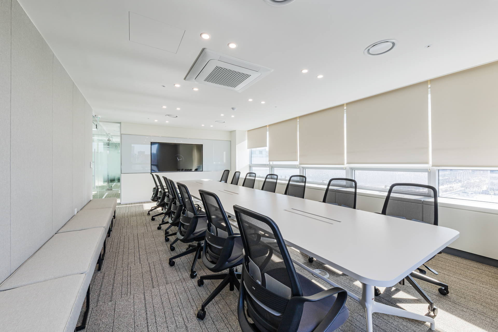 시드나인(SIDnine) 시공 바슈롬(Bausch + Lomb) 회의실 인테리어, 대형 테이블과 화이트 톤 마감의 깔끔한 기업 회의 공간