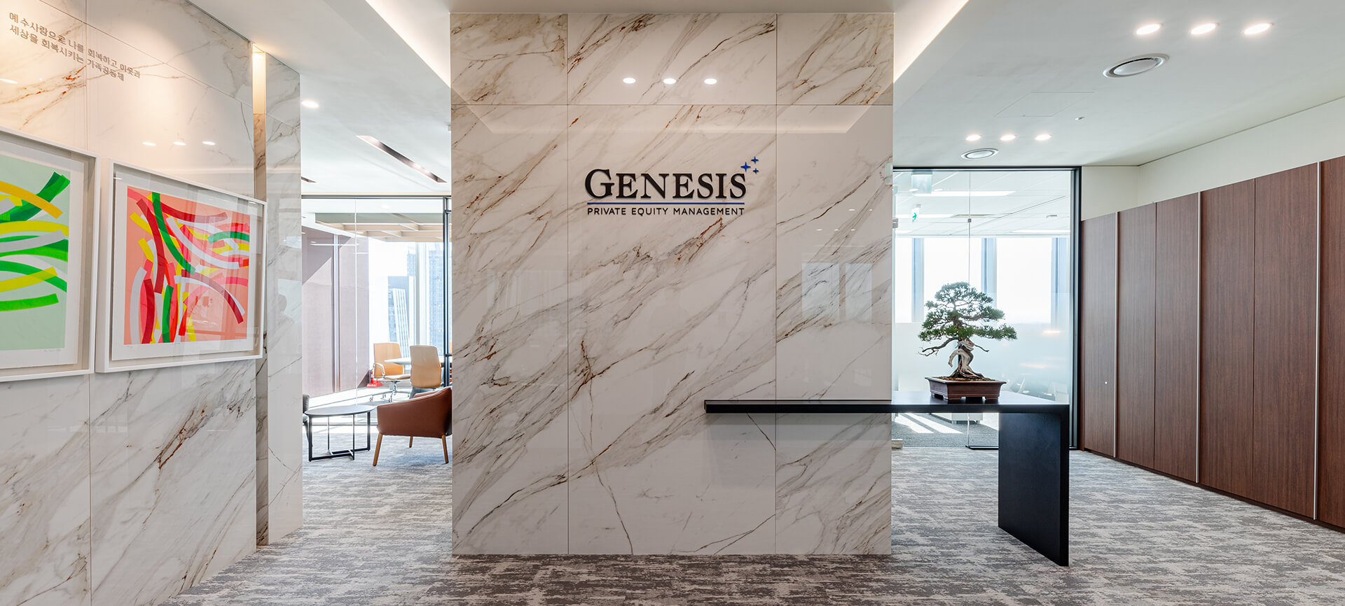 제네시스 파라이빗 에쿼티 Genesis Private Equity 로고월 리셉션 고급스러움 웅장함 우아함 따듯한 대리석 흑단 소나무 간접 스팟 조명