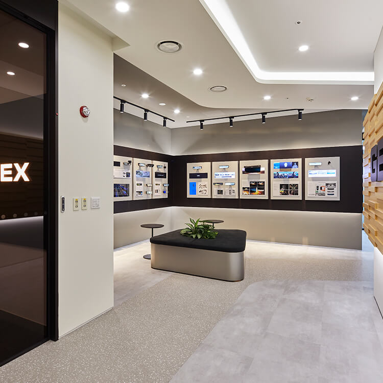 젠텍스 GENTEX 리셉션 전시공간 부품전시 전시 디스플레이 애칭시트 빌트인소파 우드루버 브론즈글라스 브론즈유리