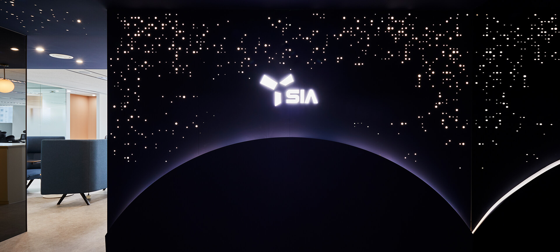 에스아이에이 SIA 로고월 역광 별빛 스타라이트 코로나효과 오러효과 오러 코로나 조명 간접 조명 어두운 분위기 전면 발광 로고